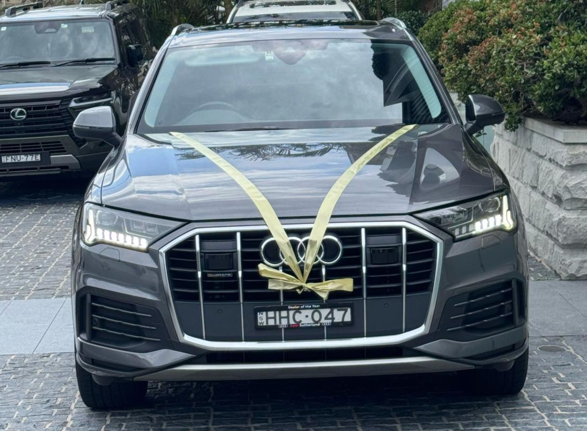 wedding limo with ribbon